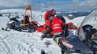 Un bărbat de 45 de ani a ajuns la spital după ce a căzut de pe un stâlp, pe Transalpina. Înlocuia un panou publicitar