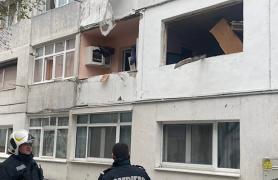 Explozie într-un bloc din Bacău. Treziţi de o bubuitură puternică, zeci de oameni au fugit speriaţi doar cu ce aveau pe ei
