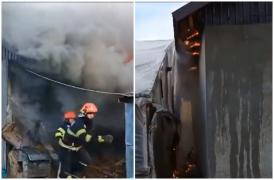 Casă cuprinsă de flăcări, în Galaţi. Privind disperat cum rămâne fără agoniseala de-o viaţă, proprietarul a încercat să stingă singur flăcările
