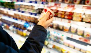 Unele produse lactate din supermarketuri ar conţine ingrediente nereglementate încă, susţin specialiştii. Ministrul Agriculturii cere controale la sânge