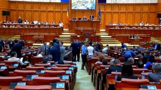 Au început dezbaterile pe legea bugetului de stat. Opoziţia acuză Coaliţia că nu are bani pentru majorări de pensii şi salarii, Ciolacu dă asigurări că există fonduri