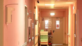 Caz şocant în Olt. O bătrână de 81 de ani a murit în timp ce era blocată în liftul Spitalului Județean Slatina