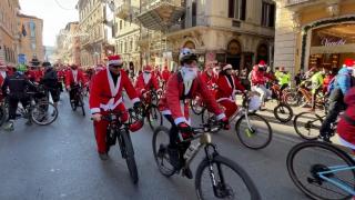 Maratoane şi curse cu biciclete, în scop caritabil. Marile oraşe ale lumii, invadate de sute de oameni costumaţi în Moş Crăciun