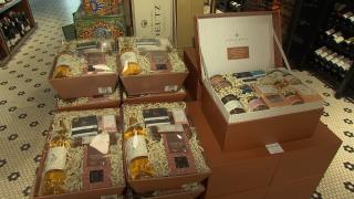 Coşuri-cadou de Crăciun, cu vinuri premium, brânzeturi gourmet şi delicii fine. Cele extravagante ajung să coste şi 10.000 de lei