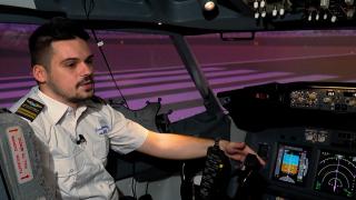 Costin a crescut într-un orfelinat şi a privit toată copilăria spre cer. Acum, e la un pas de a-şi vedea visul cu ochii şi de a deveni pilot