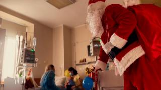 Poliţia Română l-a ajutat pe Moş Crăciun să ofere cadouri copiilor de la Institutul Clinic Fundeni