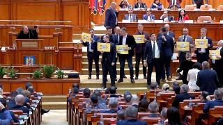 Circ și violență nemaiîntâlnită în Parlament, din cauza bugetului pe 2024. Simion către Șoșoacă: "Te agresez sexual" / Doi deputați, la un pas de bătaie: "Bă, mirosiţi a pălincă"