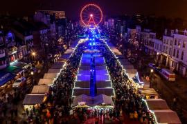 Târgul de Crăciun de la Bruxelles. Mii de oameni au luat la pas străzile pentru a se bucura de luminiţe, muzică şi bunătăţi