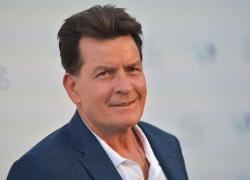 Charlie Sheen, vedeta serialului "Doi bărbaţi şi jumătate", atacat de o vecină în propria casă. Femeia l-a strâns de gât şi i-a rupt cămaşa