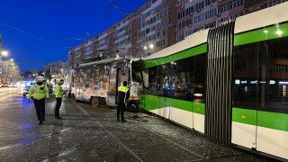 Două tramvaie s-au ciocnit frontal în Bucureşti, la intersecţia Ştefan cel Mare cu Lizeanu. Unul dintre vatmani nu ar fi schimbat corect macazul