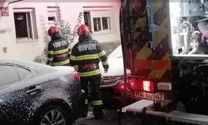 Incendiu puternic într-un bloc din Reghin. Flăcările au pornit de la parter, 22 de persoane au fost evacuate