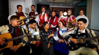 Tradiţia care renaşte la oraş. Cine sunt tinerii care le aduc orăşenilor sunetul sărbătorilor de altădată