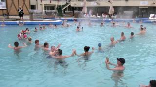 Distracţie pentru turiştii care sărbătoresc Crăciunul în staţiunile cu băi termale: "Un abur, un bazin, o apă sărată să ne îndreptăm oasele"