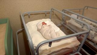 O mamă din Timișoara a primit astăzi cel mai prețios cadou. Își ține în brațe micuța venită pe lume chiar de Crăciun