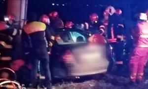 Accident groaznic în Braşov. O persoană încarcerată, după ce maşina în care se afla s-a izbit cu viteză de un stâlp de electricitate