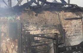 Casă cuprinsă de flăcări în comuna Pipirig din Neamţ. Proprietarul a rămas pe drumuri, după ce s-a jucat cu petardele