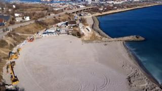 ANIMAŢIE. Plajă nouă de 80 de metri lăţime şi 800 de metri lungime pe litoral. E aproape de restaurante şi e protejată de curenţi şi valuri mari