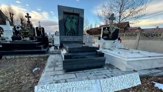 Un monument funerar cu doi bărbaţi dezbrăcaţi a fost ridicat în cimitirul Râşnov. Sculptura se află lângă mormântul unor preoţi