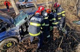 Tragedie în a doua zi de Crăciun, pe o şosea din Tulcea. O bătrână şi-a găsit sfârşitul într-un Seat zdrobit de un copac