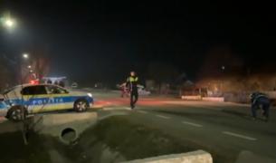 Un şofer de 23 de ani din Gorj, la un pas să provoace o tragedie după o depăşire interzisă. A intrat pe contrasens şi s-a înfipt într-un cap de pod