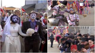 Tradiţie veche de secole în Vrancea. Peste 3.000 de oameni s-au strâns la Păuneşti în prima zi a anului să admire spectacolul colindătorilor mascaţi