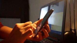 Noua fobie a tinerilor: unii fac atac de panică când sună telefonul. Majoritatea comunică doar în scris