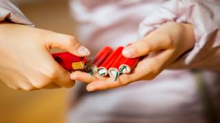 Zeci de copii, la spital după ce s-au jucat cu petarde și artificii. O fetiță din Brașov, rănită grav la ochi. Un băiețel a rămas cu bucăți de petardă în braț