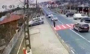 Momentul în care un bătrân cade ca secerat, după ce trece strada într-o comună din Galaţi. A murit pe loc