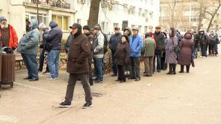 Cu noaptea în cap la Taxe şi Impozite. Românii vor să-şi achite dările către stat încă din prima zi lucrătoare din 2024 pentru a primi 10% reducere