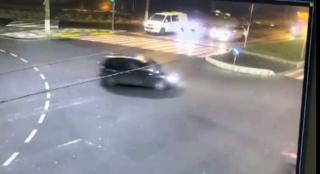 Accident filmat de camerele de supraveghere, într-o intersecție din Galaţi. Trei oameni la spital după ce două maşini s-au izbit în plin