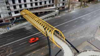 Blocul din România construit lipit de o pasarelă. Turiştii văd tot în apartamente şi trec la 1 metru de balcon