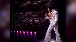 Elvis revine pe scenă cu ajutorul AI. Regele Rock 'n' Roll va apărea într-un concert, sub forma unei holograme
