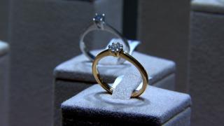 Cu cât îşi vinde un tânăr inelul de logodnă luat cu 8.000 de lei. "Nu a mai vrut să-l ofere"