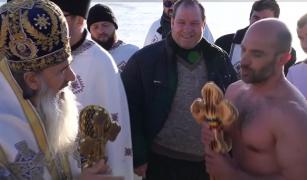 S-a lăsat cu scandal după ce un instructor de înot a adus la mal toate cele 3 cruci aruncate în mare, de Bobotează