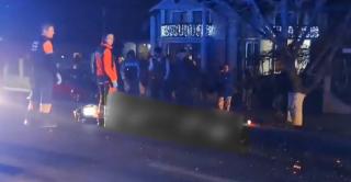 Sfârşit înfiorător pentru o bătrână spulberată de TIR, pe un drum din Galaţi. Femeia de 89 de ani a murit pe loc