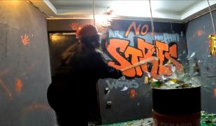 Locul în care românii se strâng pentru a sparge sticle sau electrocasnice. Cât costă o "şedinţă" antistres