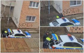 Doi agenţi din Cluj surprinşi în timp ce îşi împărţeau petardele în autospeciala de poliţie