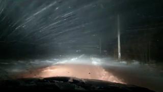 Tânără nevoită să nască acasă, după ce ambulanţa a rămas blocată în zăpadă, în Vaslui. Bebeluşul, purtat în braţe de medici jumătate de kilometru