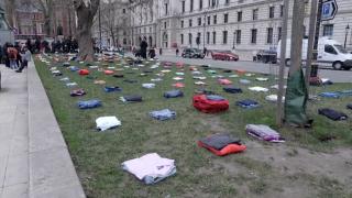 Hainele victimelor ucise în atacurile cu cuţitul, expuse în centrul Londrei. Actorul Idris Elba cere interzicerea imediată a macetelor