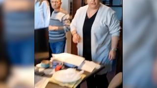 Scandaluri în lanţ la DSP Arad. Directorul economic a lovit-o pe directoarea instituției. 50 de angajaţi au oprit lucrul, au sunat la 112