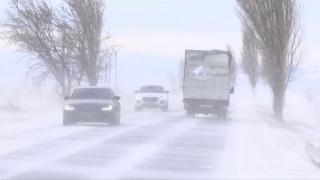 Furtunile de zăpadă au făcut prăpăd pe drumurile din Vrancea şi Galaţi. Zeci de maşini au rămas blocate în nămeţi