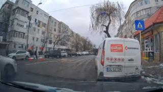 La un pas de tragedie, după o depăşire periculoasă. Momentul în care un bărbat este evitat la milimetru de un vitezoman pe o trecere, în Galaţi