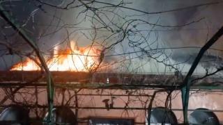 Femeie, salvată în ultima clipă dintr-un incendiu violent. Îngeri păzitori i-au fost doi poliţişti din Olt