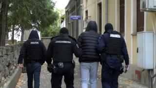 Trei tineri, printre care un minor, au violat şi drogat o fată de 14 ani, după ce au obligat-o să se urce cu ei în maşină, în Maramureş