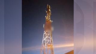 Supărat că a pierdut la păcănele, un bărbat s-a urcat pe un releu în Tecuci şi a ameninţat că se aruncă dacă nu primeşte banii înapoi