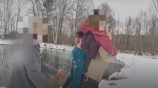Momentul în care un polițist se aruncă într-un iaz înghețat și salvează de la înec o fetiță de 8 ani, în SUA