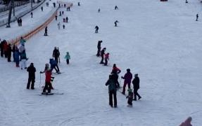 Pârtiile din Vatra Dornei, deschise pentru turişti: "E foarte fain aici, e foarte mişto". Cât costă un abonament de o zi