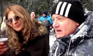 Cristi şi Elena au venit de la 140 km, cu amicii lor, pentru o experienţă de neuitat într-un sat din Transilvania. "E ziua noastră. Împreună facem 100 de ani"