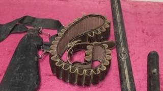 Au intrat în locuinţa unei vecine şi au furat bani şi bijuterii de 10.000 de lei. Doi tineri din Vrancea, unul dintre ei minor, arestaţi