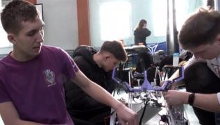 Cum construieşti un robot de la zero. Zeci de elevi pasionaţi de robotică se întrec în propriile creaţii, la Alba Iulia